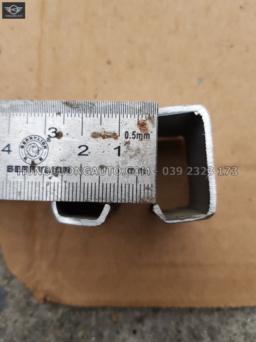 Mẫu ray đặt cạnh thước để minh họa cách đối chiếu mặt cắt, không xác nhận kích thước U5