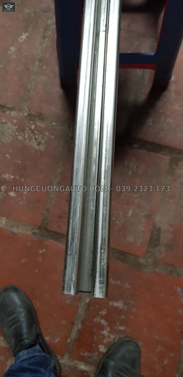 Hai thanh ray U hẹp đặt trên nền xưởng